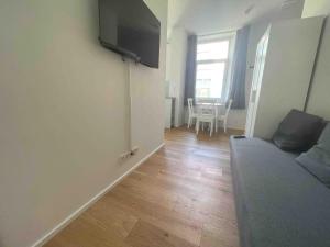 un soggiorno con divano e TV a schermo piatto di AM1014 - Modern eingerichtete Monteurwohnung Übergangswohnung ad Amberg