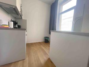una cucina con un frigorifero bianco e una finestra di AM1014 - Modern eingerichtete Monteurwohnung Übergangswohnung ad Amberg