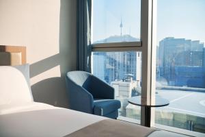 Giường trong phòng chung tại Stanford Hotel Myeongdong