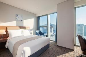Giường trong phòng chung tại Stanford Hotel Myeongdong