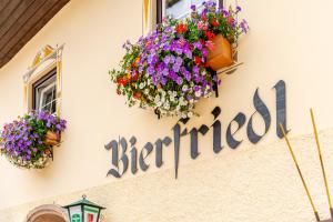 Chứng chỉ, giải thưởng, bảng hiệu hoặc các tài liệu khác trưng bày tại Landgasthof Bierfriedl