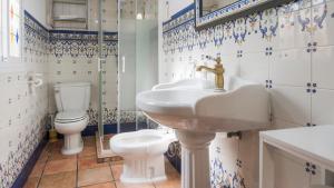 Koupelna v ubytování Casa de la Tahona by Toledo AP + 25 fotografií