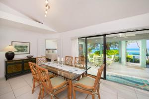 A seating area at Fingertip - Beach Bungalow in Cayman Kai