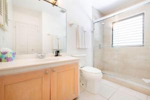 A bathroom at Fingertip - Beach Bungalow in Cayman Kai