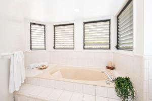 A bed or beds in a room at Fingertip - Beach Bungalow in Cayman Kai