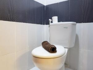 eine Rolle Toilettenpapier auf einer Toilette in einem Badezimmer in der Unterkunft Cozy Studio at Cinere Bellevue Suites Apartment By Travelio in Karangtengah + 9 Fotos