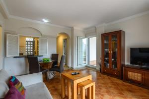 ein Wohnzimmer mit Sofa und Tisch in der Unterkunft Marina III PLUS by Ĥ - Marina Isla Canela PMHIII6P18 in Punta del moral