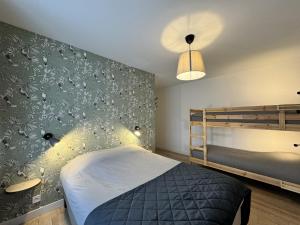 a bedroom with a bed and a bunk bed at L'Equestre - Pôle Européen du cheval - Parking gratuit - à 1 min des Bouleries Jump in Yvré-lʼÉvêque