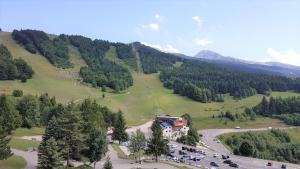 vista aerea di un edificio su una montagna di Cosy studio 25 m2 orienté sud entièrement rénové a Prénatier