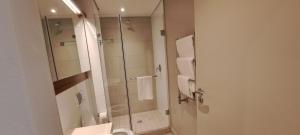ein Badezimmer mit Dusche, Toilette und Waschbecken in der Unterkunft Zimbali Suites 505 in Ballito + 16 Fotos