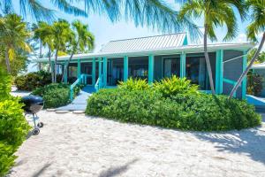 A garden outside Fingertip - Beach Bungalow in Cayman Kai