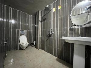 Comfort Stay Villaにあるバスルーム +28枚の写真