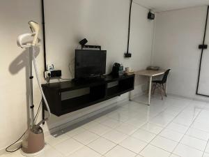 TV a/nebo společenská místnost v ubytování Riverbank Dungun Guesthouse & Cafe