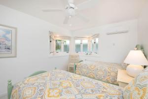A bed or beds in a room at Fingertip - Beach Bungalow in Cayman Kai
