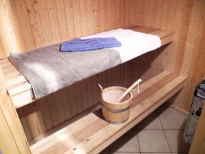 a sauna with a bed and a bucket in it at Hagebutte - Baabe in Baabe