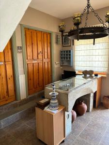 Kuchyň nebo kuchyňský kout v ubytování ALTOGREDOS Hotel Rural y apartamentos turísticos