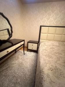 una camera con letto e comodino accanto a un letto sidx sidx. di Luxury a Sevan