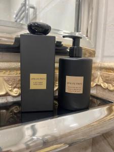 una bottiglia di sapone nero seduta su un bancone di Luxury a Sevan