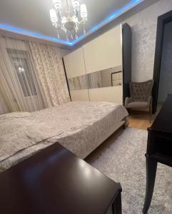 una camera da letto con un letto e un lampadario di Luxury a Sevan