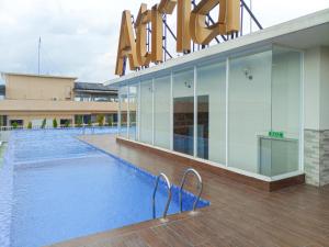 basen przed hotelem w obiekcie Cozy Stay Studio Room at Altuz Seturan Yogyakarta Apartment By Travelio w mieście Seturan