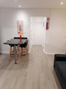 ein Wohnzimmer mit Tisch und Couch in der Unterkunft Beach House in Póvoa de Varzim