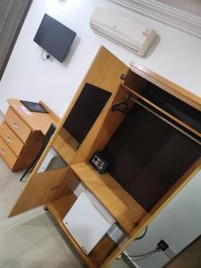 TV a/nebo společenská místnost v ubytování Ne-yo hotel & rv lodges