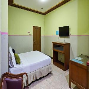 Μια τηλεόραση ή/και κέντρο ψυχαγωγίας στο Urbanview Hotel Kharisma Banjarmasin