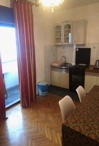 kuchnia ze stołem i krzesłami w pokoju w obiekcie Apartments Denko w mieście Kali
