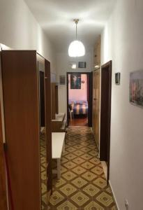 korytarzem pokoju z korytarzem w obiekcie Apartments Denko w mieście Kali
