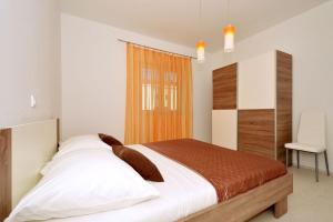 ein Schlafzimmer mit einem Bett und einem Stuhl darin in der Unterkunft House Pazanin in Vinišće