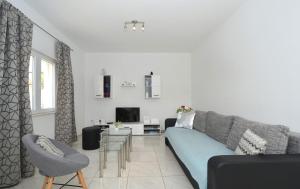 ein Wohnzimmer mit Sofa und Tisch in der Unterkunft House Pazanin in Vinišće