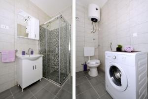 ein Badezimmer mit Waschmaschine und Toilette in der Unterkunft House Pazanin in Vinišće + 10 Fotos