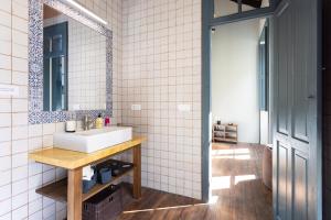 łazienka z umywalką i lustrem w obiekcie Home2Book Stylish Design House in La Laguna Center w mieście La Laguna