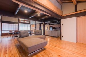 FARMSTAY miyuki-street "Hotaru" في Kugumiya: غرفة معيشة مع أريكة وطاولة