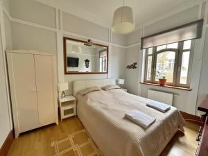sypialnia z dużym łóżkiem i oknem w obiekcie Azja, Sopot Monte Cassino, Balkon, Parking w mieście Sopot