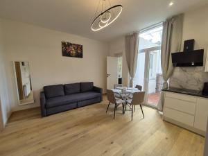 una sala de estar con un sofá y una mesa en Elegant apartment in center of Brussels, en Bruselas