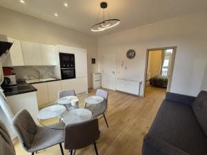 Una cocina y una sala de estar con mesa y sillas. en Elegant apartment in center of Brussels, en Bruselas 10 fotos más