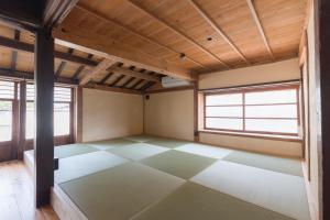 سرير أو أسرّة في غرفة في FARMSTAY miyuki-street "Hotaru"
