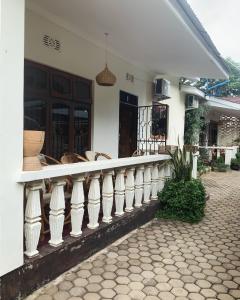 una barandilla blanca al lado de una casa en Manyada Inn, en Arusha