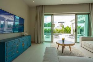 Completed 09-10-2024 Beautiful 4BR V139 في تشالونج: غرفة معيشة مع خزانة ملابس زرقاء وتلفزيون +7 صور