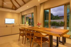 Completed 09-10-2024 Beautiful 4BR V139 في تشالونج: غرفة طعام مع طاولة وكراسي خشبية