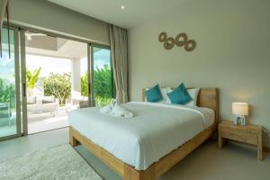 Completed 09-10-2024 Beautiful 4BR V139 في تشالونج: غرفة نوم بها سرير عليه حيوان محشو