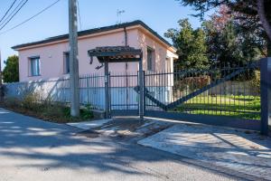 CanegrateにあるAu Moulin de la Galette vicino Milano, MXP e Parking FREEの塀付家門