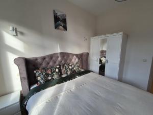 a bedroom with a large bed with a headboard at Modern apartment near Avenue Louise in Brussels