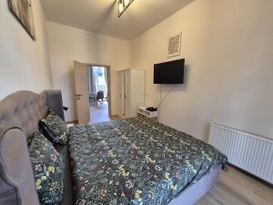 a bedroom with a bed and a flat screen tv at Modern apartment near Avenue Louise in Brussels