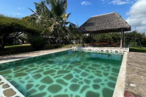 Swimmingpoolen hos eller tæt på Shikamoo Cottage