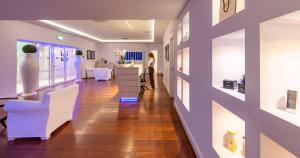 Resort Collina d'Oro - Hotel, Residence & Spa的电视和/或娱乐中心