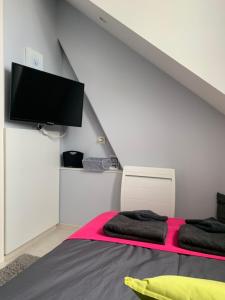 a bedroom with a bed and a flat screen tv at Appartement 3ch - 2-5p - Parking et Piscine gratuit in Les Sables-dʼOlonne