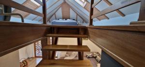 Łóżko lub łóżka piętrowe w pokoju w obiekcie Bąbelkowa Chata Beskidy Domek z Balią Jacuzzi
