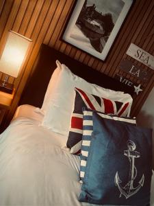 Postel nebo postele na pokoji v ubytování Sutton Staithe Hotel